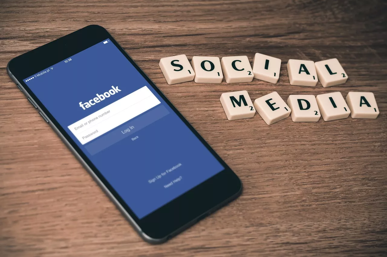 Handy mit Facebookapp und den Buchstaben Social-Media