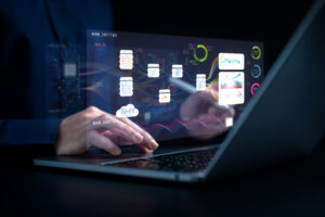 Bild von einem Laptop und digitalen Icons