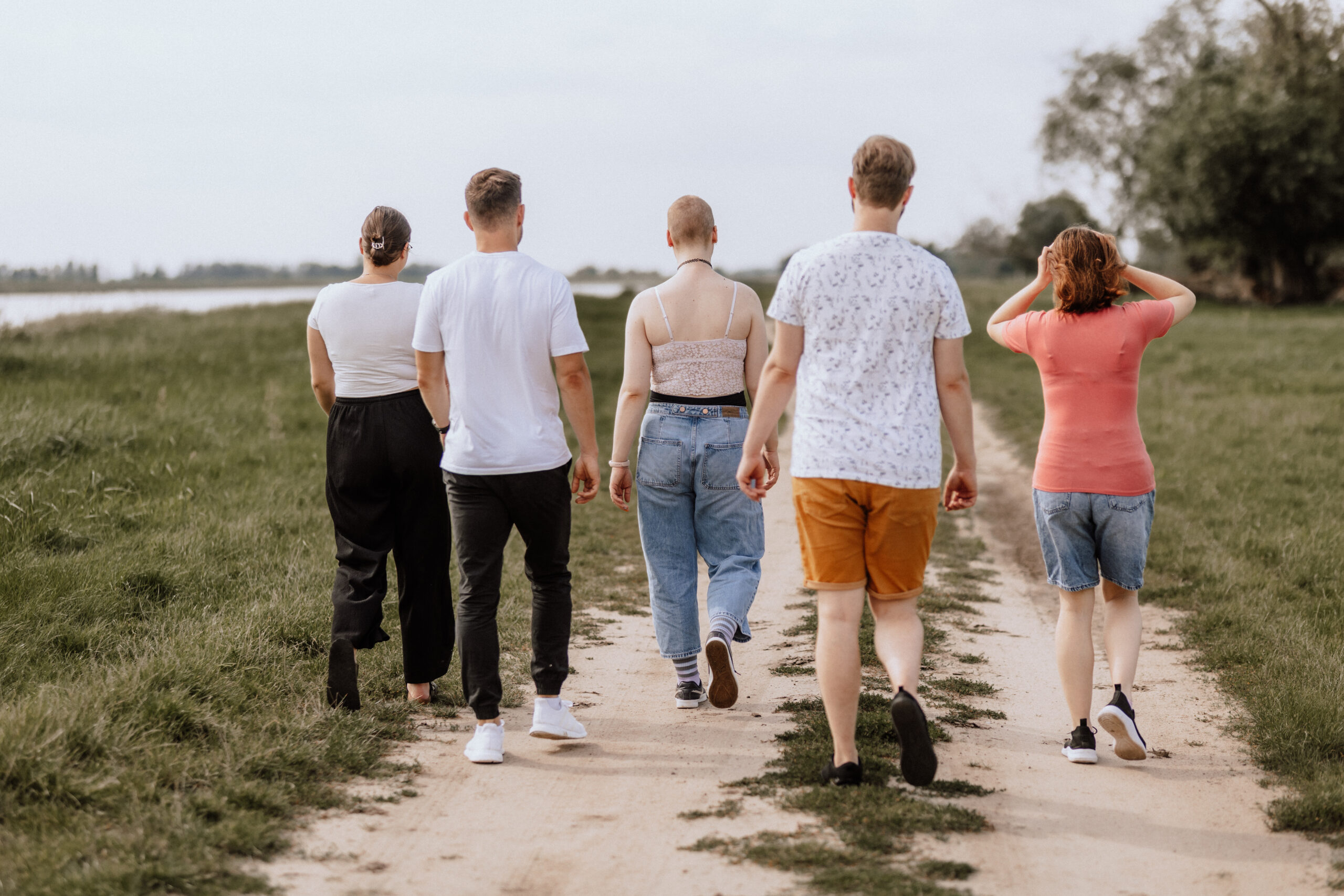 Foto vom Omazing Team auf einem Feldweg in Polen
