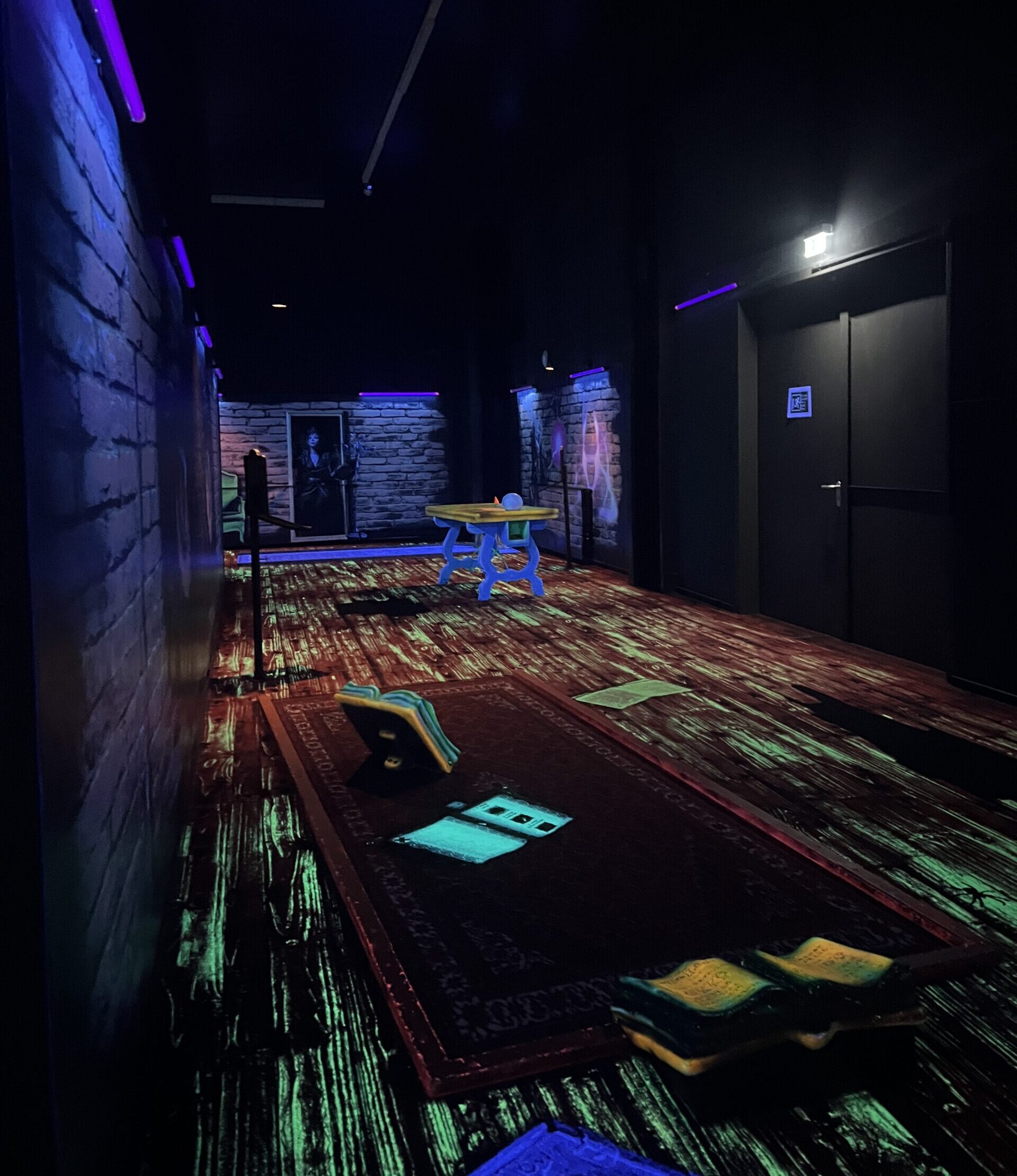 Bilder einer Neon-Minigolfanlage mit verschiedenen Bahnen in Thale