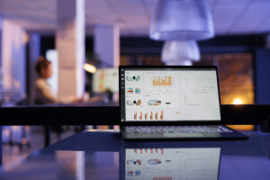 Laptop-Computer des Unternehmens, stehend auf einem Tisch in einem Büro